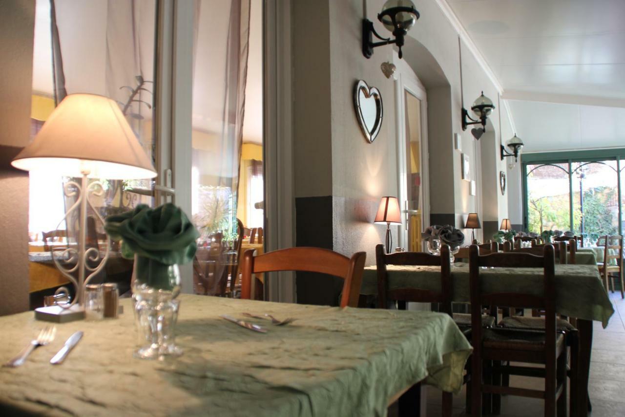 Le Provencal Hotel Aups Bagian luar foto