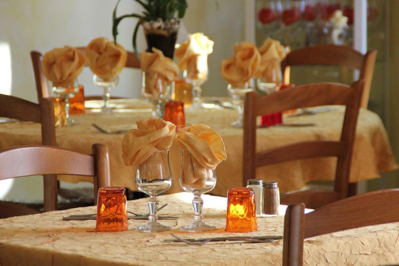 Le Provencal Hotel Aups Bagian luar foto
