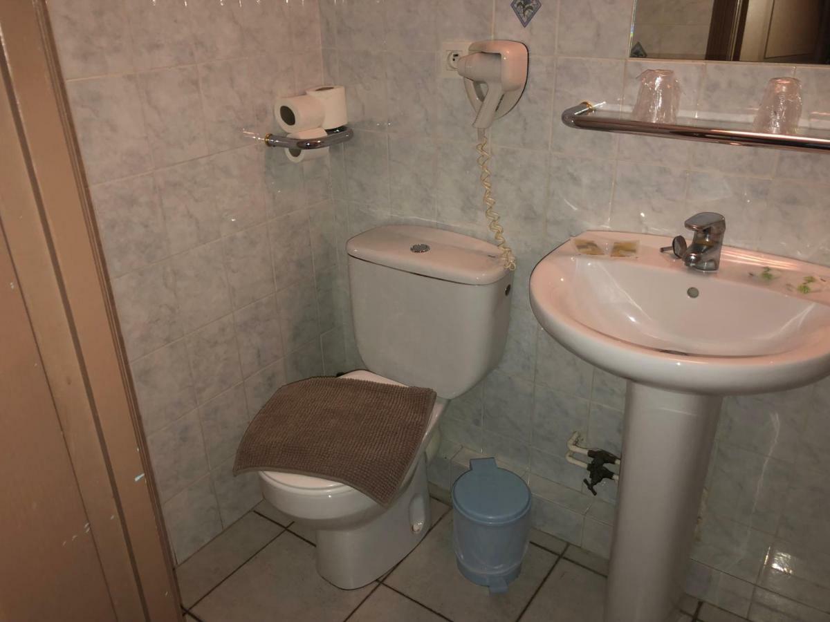 Le Provencal Hotel Aups Bagian luar foto