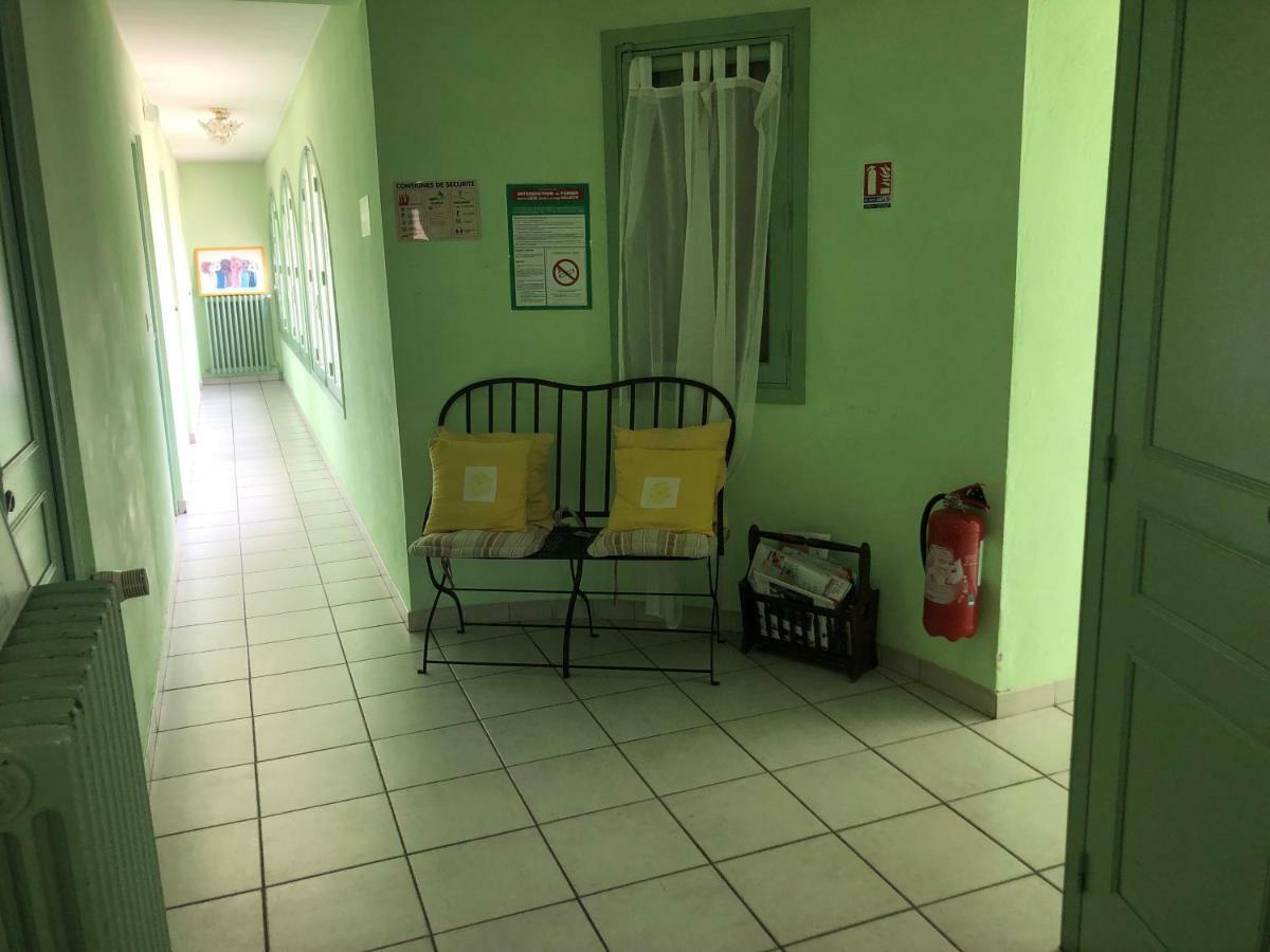 Le Provencal Hotel Aups Bagian luar foto