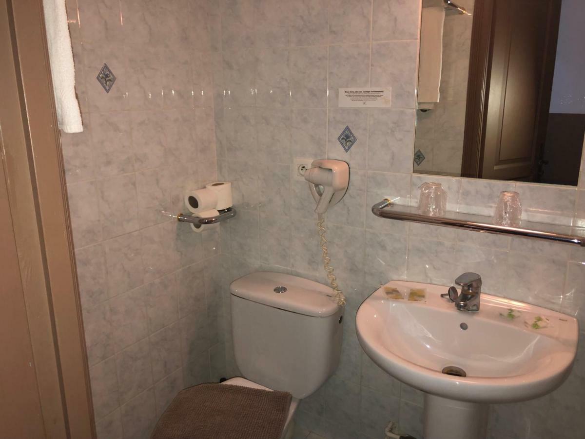 Le Provencal Hotel Aups Bagian luar foto